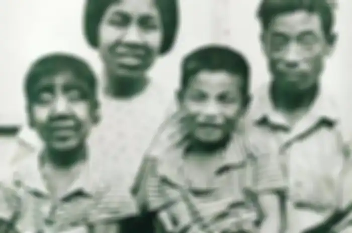 Fotonya bersama dengan orang tuanya pada masa kecil.