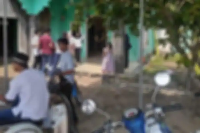 Suasana rumah duka anak dibunuh ayah di Kampung Sukamantri RT 02 / RW 09 Desa Gembong, Kecamatan Balaraja, Kabupaten Tangerang. Hasil autopsi menyimpulkan sebelum gantung diri sang ayah membunuh dua anak lelakinya. 