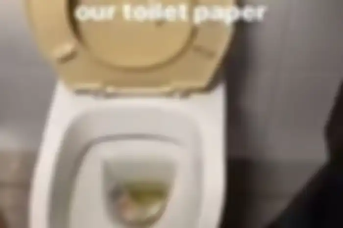 siswa Singapura buang duit di toilet
