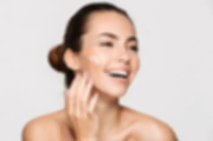 memakai skincare