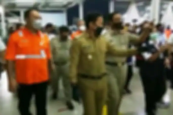 Gubernur DKI Jakarta Anies Baswedan didampingi Wali Kota Bogor Bima Arya meninjau kondisi di Stasiun Bogor, Senin (15/6/2020).