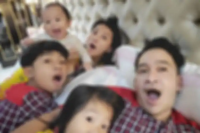 Foto kompaknya Ruben Onsu dan Sarwendah dalam mengurus anak.