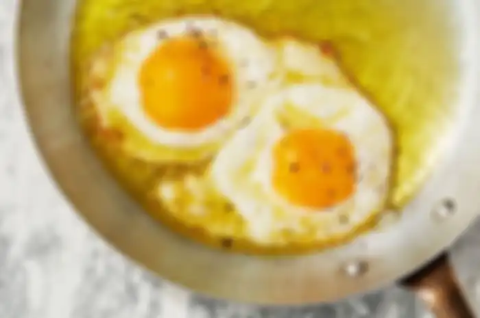 Menggoreng telur