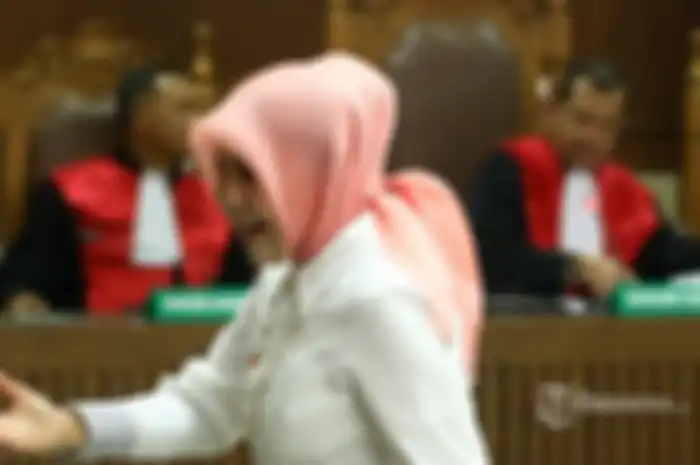 Istri Nurhadi, Tin Zuraida.