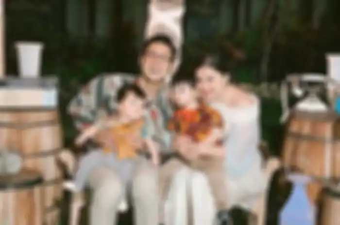 Putri Titian bersama Junior Liem dan kedua anaknya