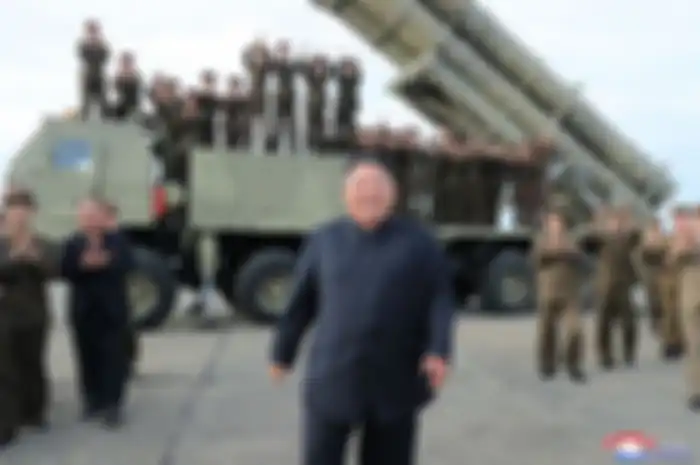 Gambar yang diambil pada 24 Agustus 2019 dan dirilis 25 Agustus oleh kantor berita Korea Utara (KCNA) memperlihatkan Pemimpin Korut kim Jong Un merayakan uji coba senjata peluncur roket berukuran besar di lokasi yang tidak diketahui.
