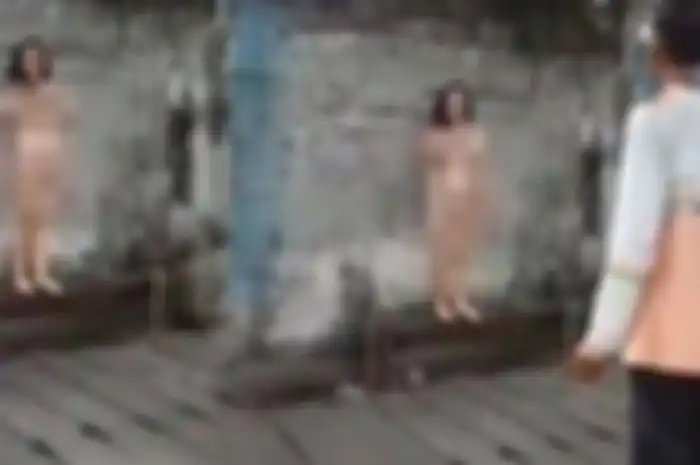 Viral video seorang wanita telanjang berdiri di pinggir jalanan Kota Surabaya
