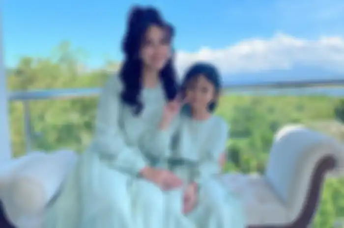 Ayu Ting Ting bersama anak semata wayangnya, Bilqis.