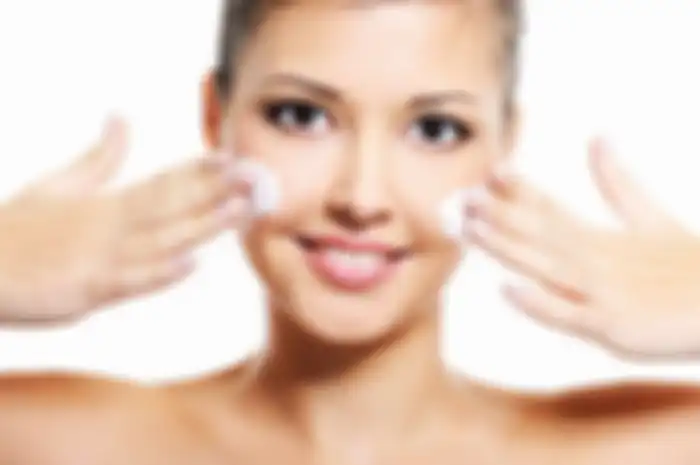 Ilustrasi memakai milk cleanser