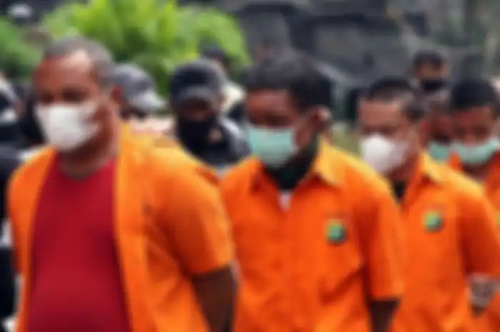 Tersangka John Kei bersama anak buahnya saat akan dihadirkan pada rilis kasus kekerasan dan penganiayan di Polda Metro Jaya, Jakarta Selatan, Senin (22/6/2020).