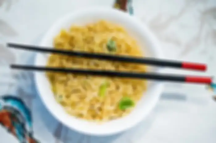 Seorang pria makan mi instan setengah kardus dalam seminggu