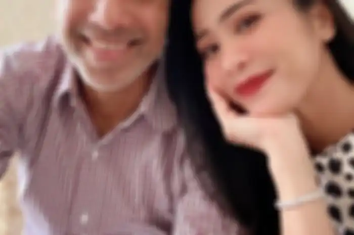 Dinikahi Produser Tajir Melintir Berusia 18 Tahun Lebih Tua, Bunga Zainal Tampil Sederhana dengan Daster di Rumah Mewahnya, Harga Sandalnya Justru Bikin Elus Dada