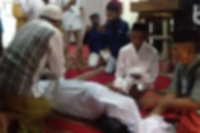 Dua wanita di Sampang melakukan sumpah pocong.