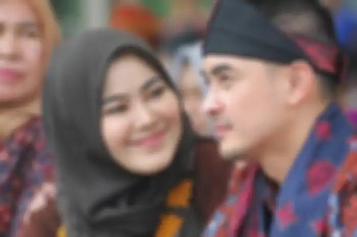 Penampilan mantan istri Zumi Zola, Sherrin Tharia, bikin syok netizen karena memutuskan lepas jilbab