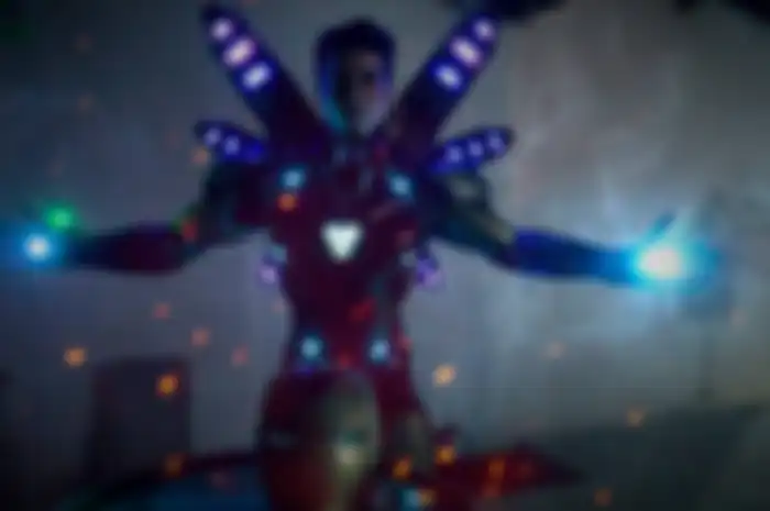 Caio Cesar memakai kostum Iron Man yang dibuatnya menggunakan printer 3 dimensi.