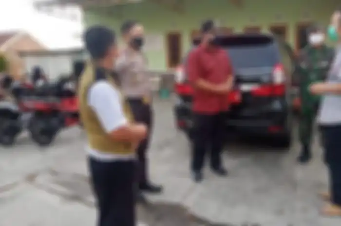 Plt. Camat Sukoharjo Havid Danang saat menutup tempat praktik dokter umum di Kelurahan Joho 
