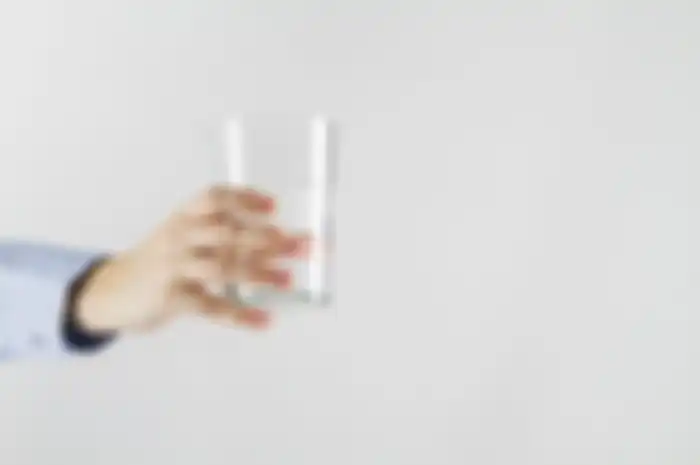 Salah Kaprah, Banyak Minum Air Putih Sebelum Tidur Bukan Menyehatkan Tapi Berpotensi Menyebabkan Penyakit ini, Segera Hindari!