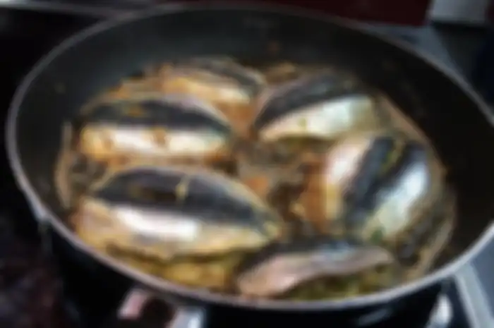 Ilustrasi menggoreng ikan