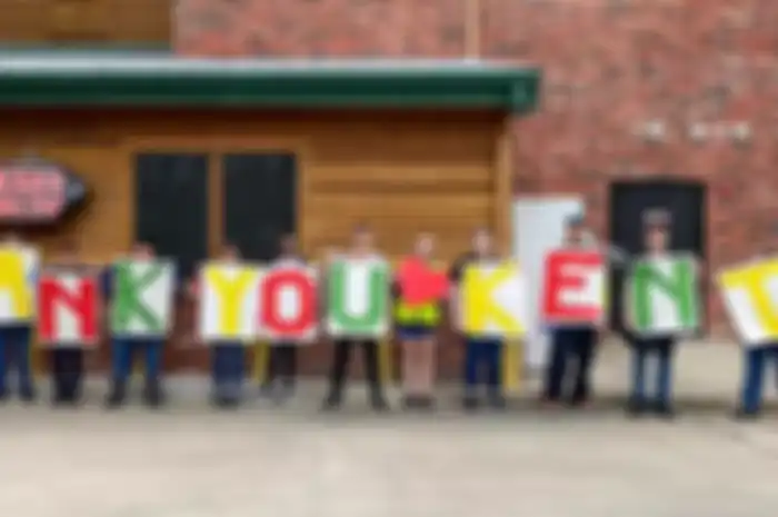 Ucapan terima kasih karyawan Texas Roadhouse untuk CEO mereka, Kent Taylor.