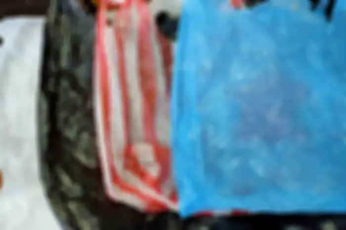 Kantong plastik sekali pakai yang awalnya dibuat dengan tujuan melindungi lingkungan, justru kini malah menjadi ancaman bagi lingkungan.
