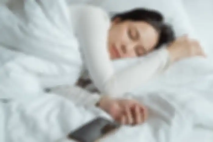 Bahaya meletakkan ponsel di kasur saat  tidur