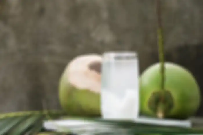 Air kelapa muda. 
