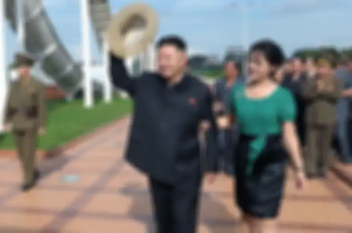 Potret terbaru Kim Jong-Un dengan istrinya Ri Sol-Ju 31 Mei lalu