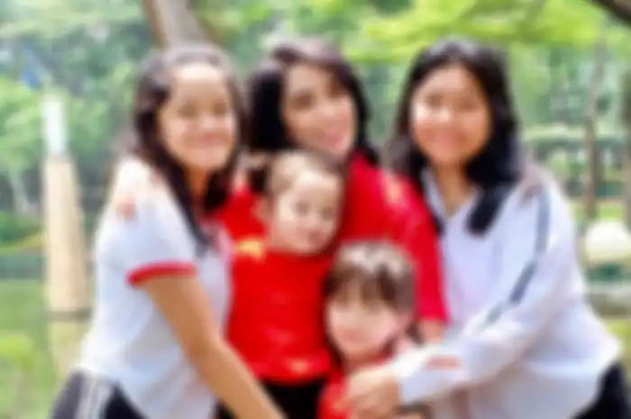 Ussy Sulistiawaty bersama anak-anaknya.