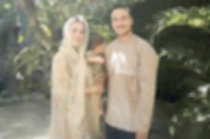 Pasangan selebritas Raisa Andriana dan Hamish Daud bersama anak mereka, Zalina (Bidikan layar Instagram Raisa)