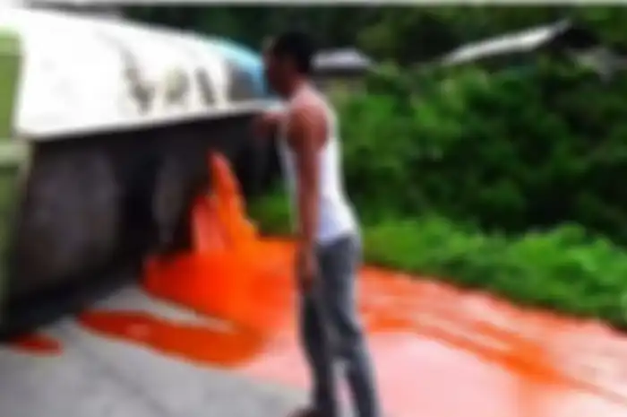 Supir Ini Menangis Gegara Takut Bosnya Minta Ganti Rugi Setelah Truk Bermuatan Minyak Sawit Terguling dan Tumpah ke Jalan, Begini Reaksi Pemiliknya!