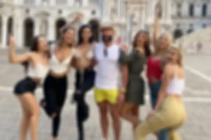 Dan Bilzerian kerap memamerkan potret dirinya bersama wanita-wanita cantik nanseksi