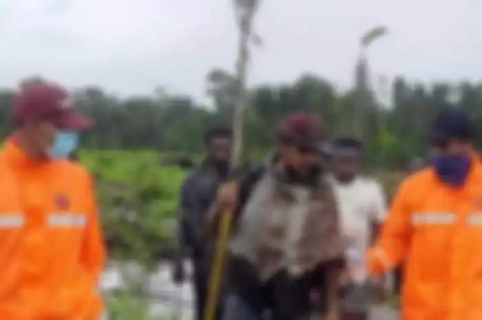 Syarif (tengah) ditemukan Tim SAR gabungan di Hutan Wania, Sabtu (4-7-2020) (Humas SAR Timika)
