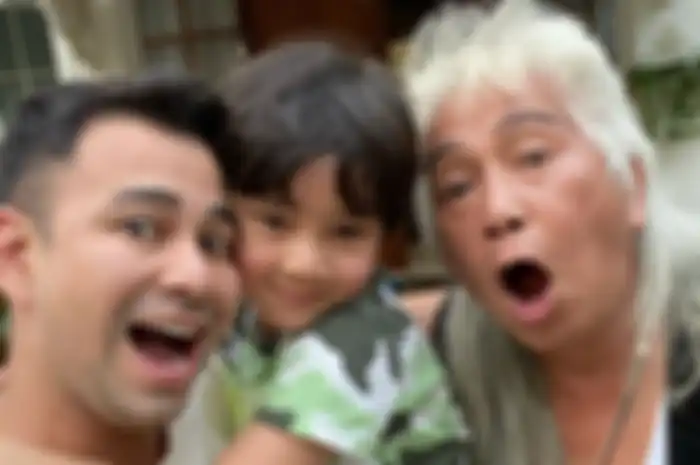 Penampilan Gideon Tengker saat Berkunjung ke rumah Raffi Ahmad
