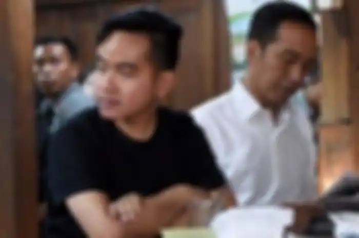 Gibran Rakabuming saat bersama Jokowi makan soto bersama di Solo 