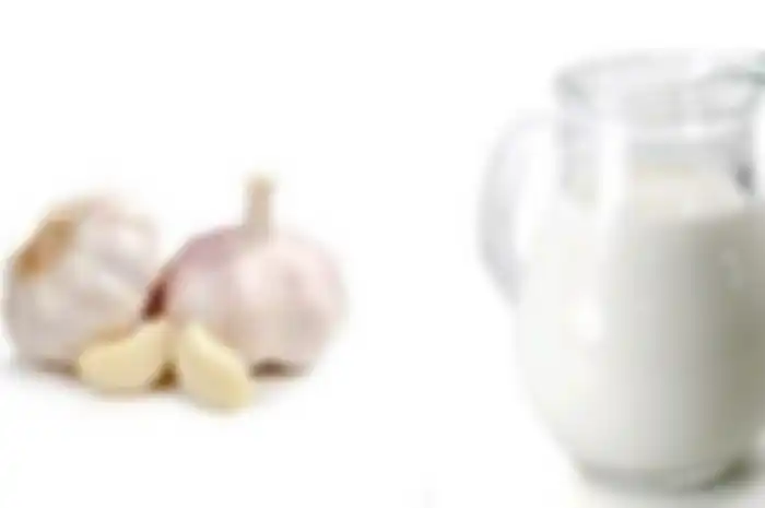 Walaupun terlihat aneh, campuran bawang putih dan susu datangkan segudang manfaat kesehatan. 