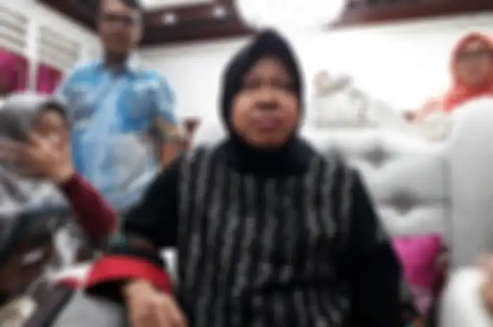 Cara Tri Rismaharini bujuk warga yang terpapar virus corona di perumahan elite agar mau pindah ke tempat karantina.
