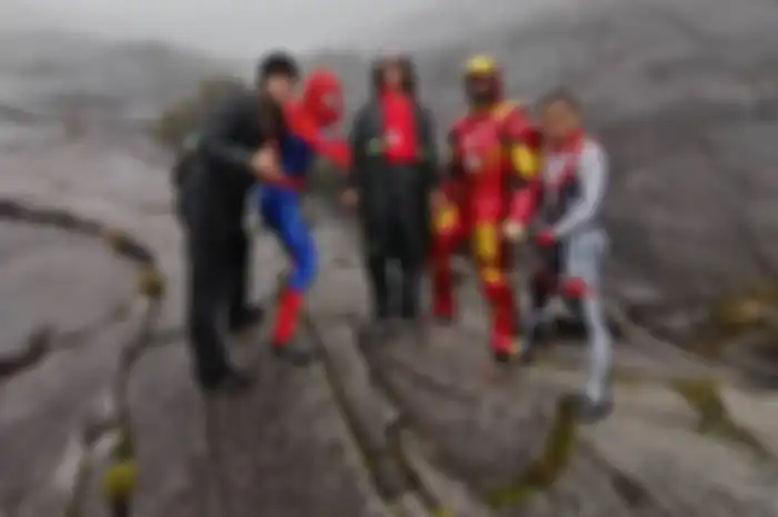 Kelompok pendaki Gunung Kinabalu yang menggunakan kostum Avengers.