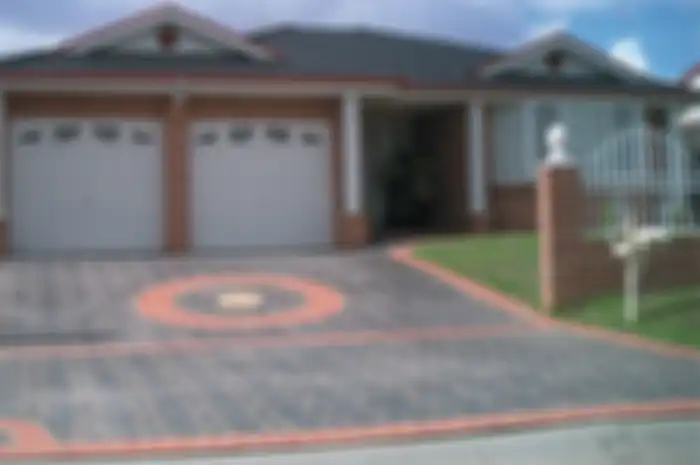 Stencilcrete, ezi spray, dan stamped concrete bisa digunakan untuk melapisi trotoar, taman, parkir mobil, dan lain-lain.