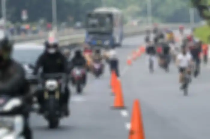 Warga berolah raga di kawasan JaIan Sudirman, Jakarta, Minggu (28/6/2020). Warga tetap berolah raga meski Hari Bebas Kendaraan Bermotor (HBKB) atau Car Free Day (CFD) ditiadakan di kawasan Jalan Sudirman-Thamrin dengan alasan menghindari terjadinya kerumunan warga untuk mencegah penyebaran COVID-19.