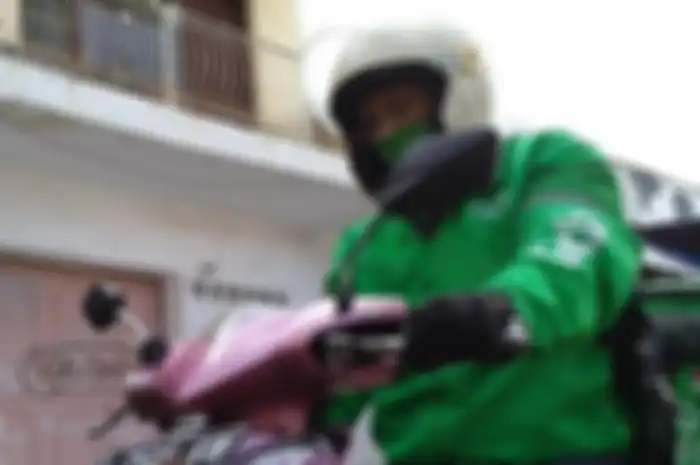 Ade Adfian Ahmad (47), ojek online warga Kota Tasikmalaya yang aksinya viral setelah mengembalikan uang lebih pembayaran lewat secarik surat diselipkan di bawah pintu rumah konsumen, Rabu (8/7/2020)
