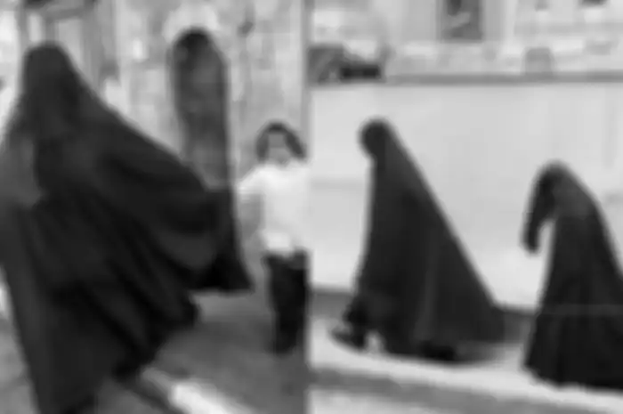 Wanita penganut Sekte Haredi mengenakan pakaian serba tertutup seperti burka