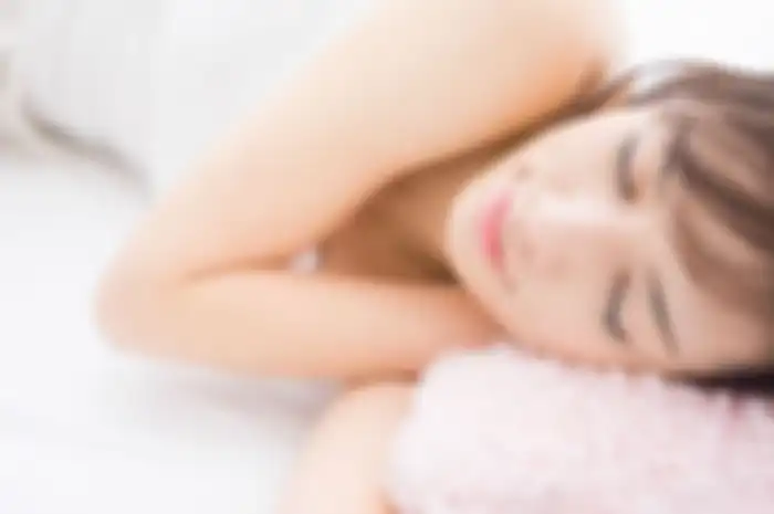 Ilustrasi memakai sleeping mask