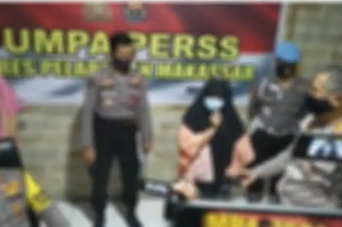 Ince Nikmahtullah, wanita pelempar Alquran saat konferensi pers di Polres Pelabuhan Makassar, Jumat (10/7/2020). 