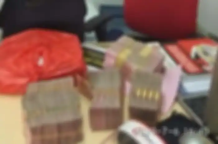 Viral petugas kebersihan gerbong Kereta Rel Listrik (KRL) di Bogor yang temukan plastik hitam berisi uang tunai Rp 500 juta. 