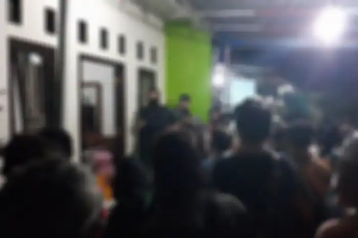 Ratusan pelayat menyesaki rumah duka almarhum Yodi Prabowo, Editor Metro TV, di bilangan Jalan Alle Raya, Rempoa, Ciputat Timur, Tangerang Selatan (Tangsel), pada Jumat malam (10/7/2020). 