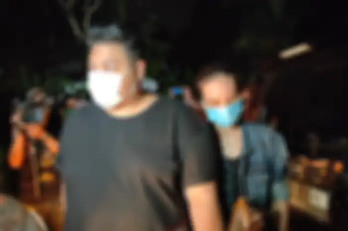Ivan Gunawan dengan Tegar Iringi Jenazah Sang Ayah ke Rumah Duka di kawasan Jagakarsa, Jakarta Selatan, Minggu (12/7/2020).