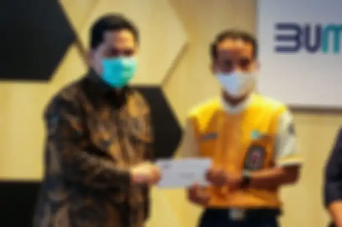 Menteri Badan Usaha Milik Negara (BUMN) Erick Thohir saat memberi apresiasi kepada Mujenih, petugas KRL yang menemukan uang Rp 500 juta, Senin (13/7/2020).