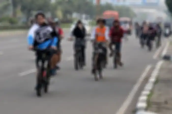 Warga bersepeda