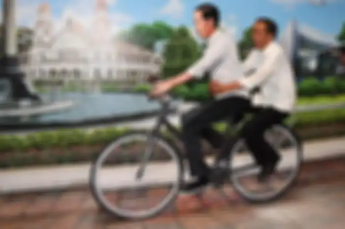 Jokowi saat berfoto bersama 'miniaturnya'