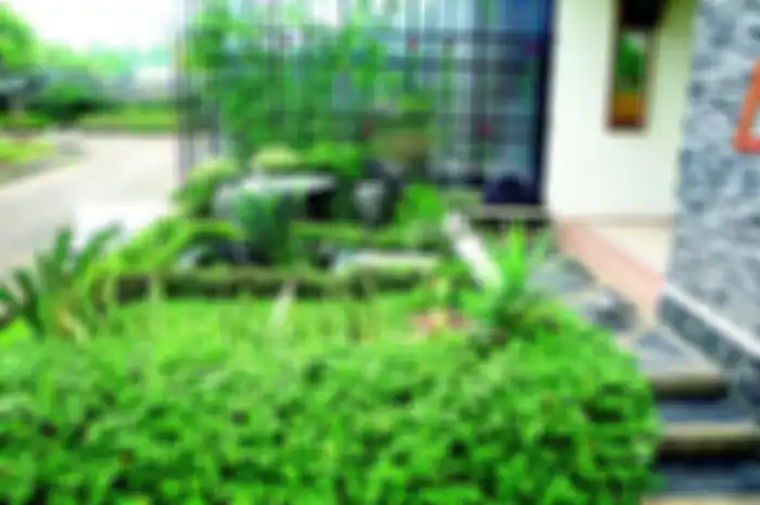 Bangku taman dari limbah batu andesit, nampak alami di tangah taman.